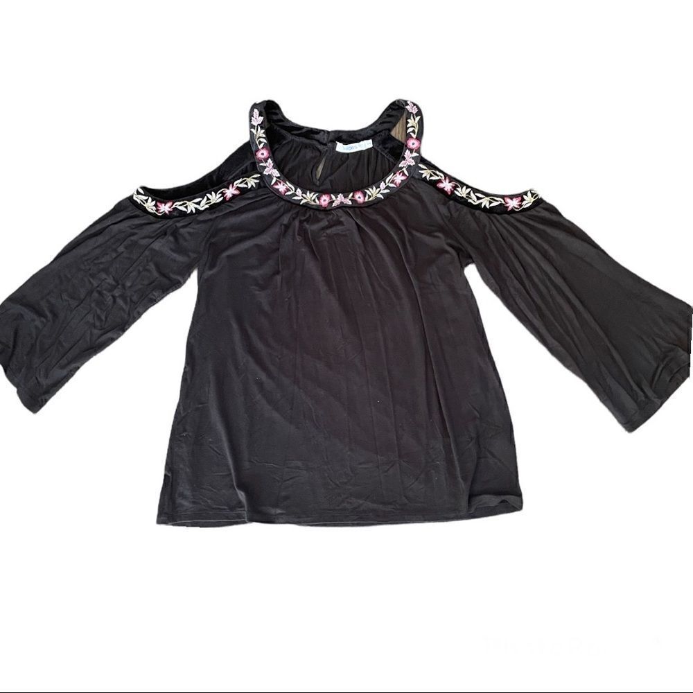 Ricki’s cut out shoulder black with floral top size medium